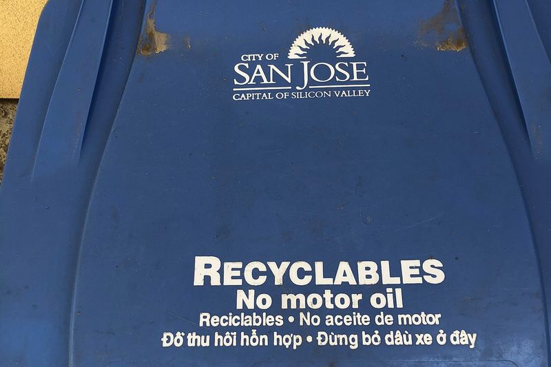 Lid of a 32-US-gallon (120 l; 27 imp gal) residential recycling cart provided by the City of San José, California, with instructions in English, Spanish, and Vi
